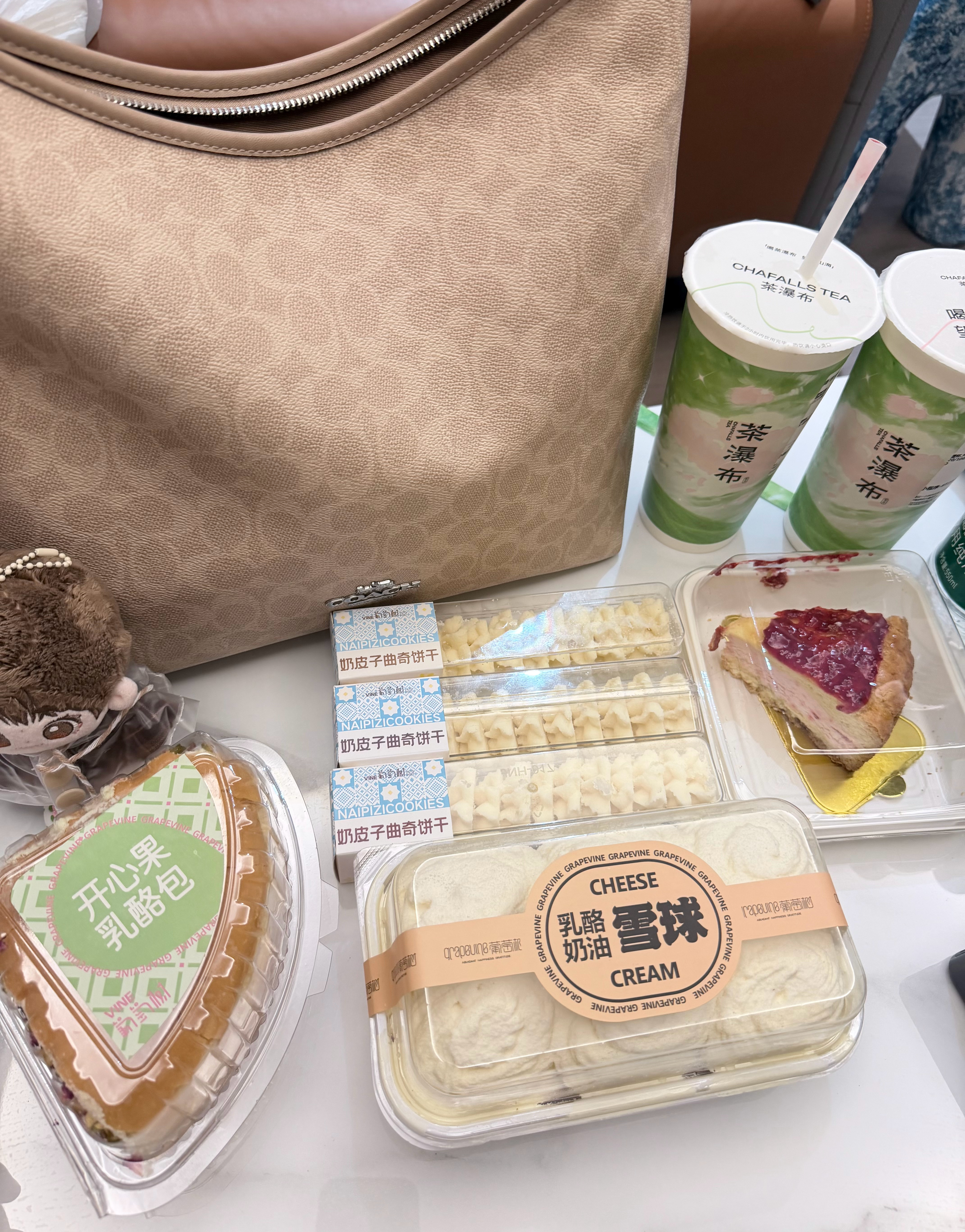 凌晨1点才到酒店品尝一下在别人关门前买的奶皮子蛋糕🍰需要冷藏 车上好像没有车载