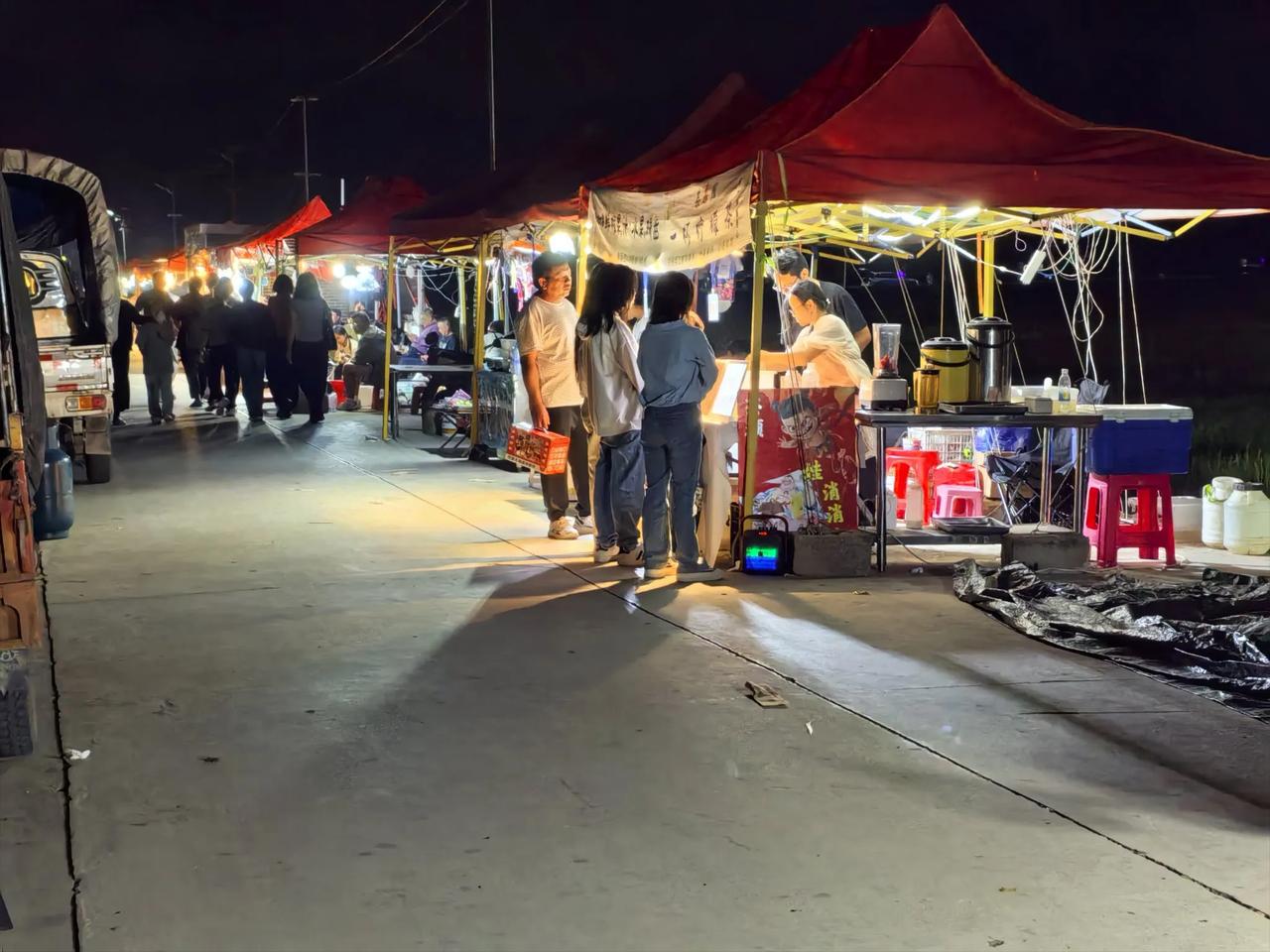 云南通海秀山街道六一社区的稻花香旅游景点位于新城区北边4公里处，杞麓湖畔南边20
