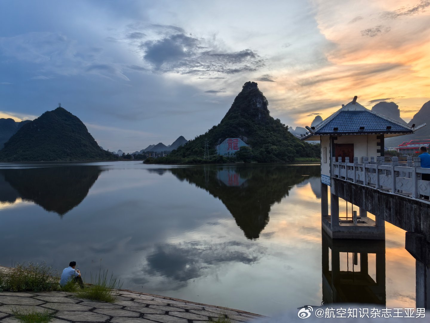河池之夜，天光与山水和鸣。 ​​​