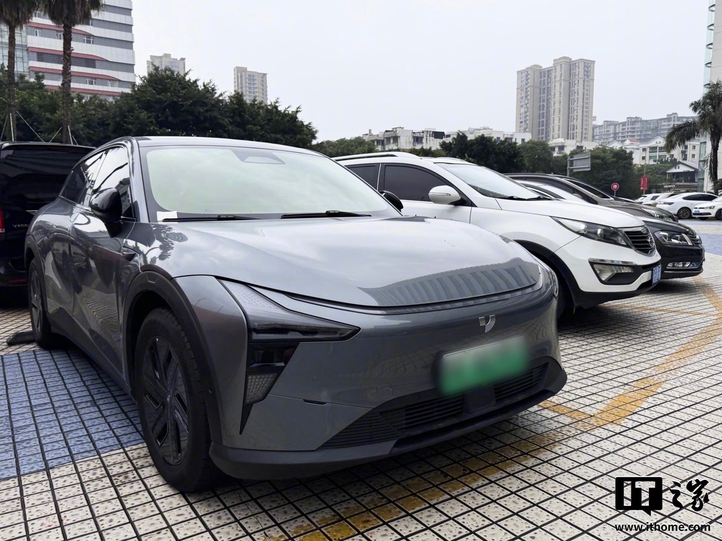 【新能源车企倒闭潮下“烂尾堆料车”意外催生市场，原价七八折“抄底”受年轻人青睐】