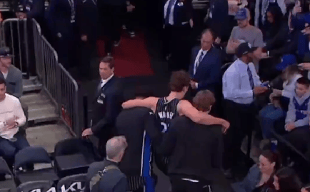 小瓦快攻中被犯规倒地扭伤左小腿，被搀扶回更衣室提前退赛