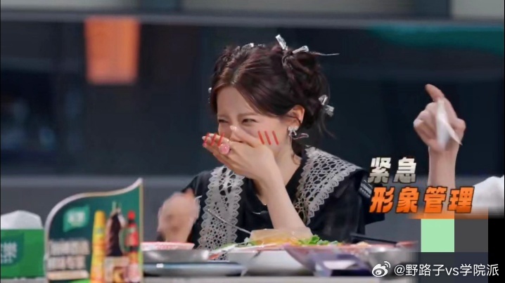 杨超越跟何浩楠学坏了 杨超越原本没有打包菜品的习惯，在何浩楠的带动下也开始主动打