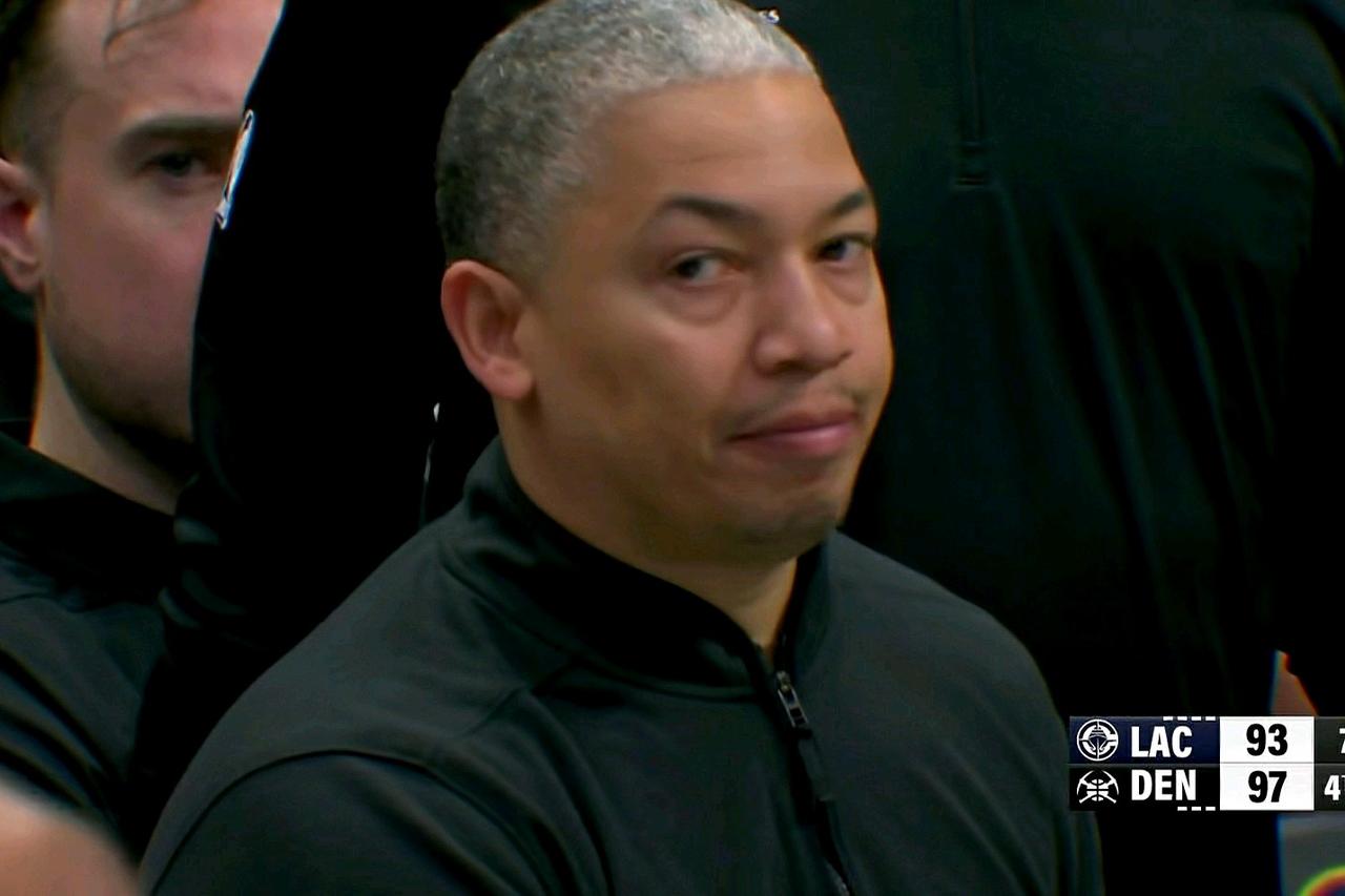 裁判什么逆天尺度？居然让快船主帅泰伦卢难以忍受，替补席直摇头？

在末节快船追分