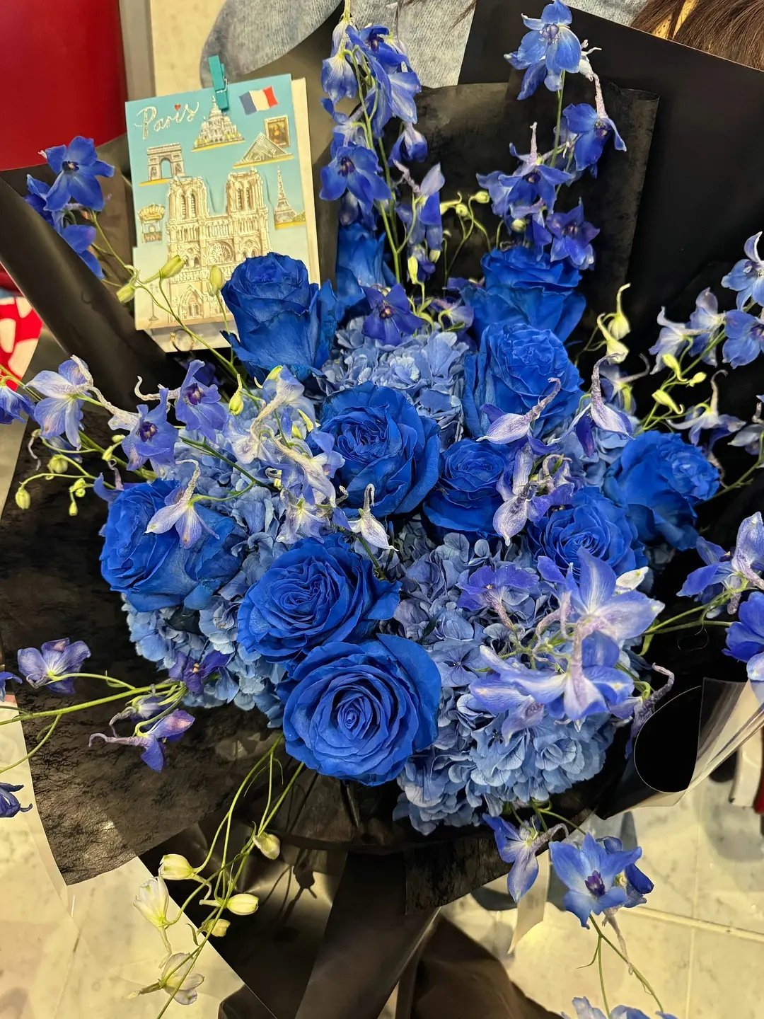 龚俊把粉丝送的花 粉丝的心意拼成自己英文名永久记录下来 好浪漫啊还去打卡粉丝的巴