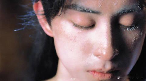 敖瑞鹏怼脸镜头好权威  敖瑞鹏把角色在雪夜中追击后的疲惫诠释得入木三分，尤其是泡