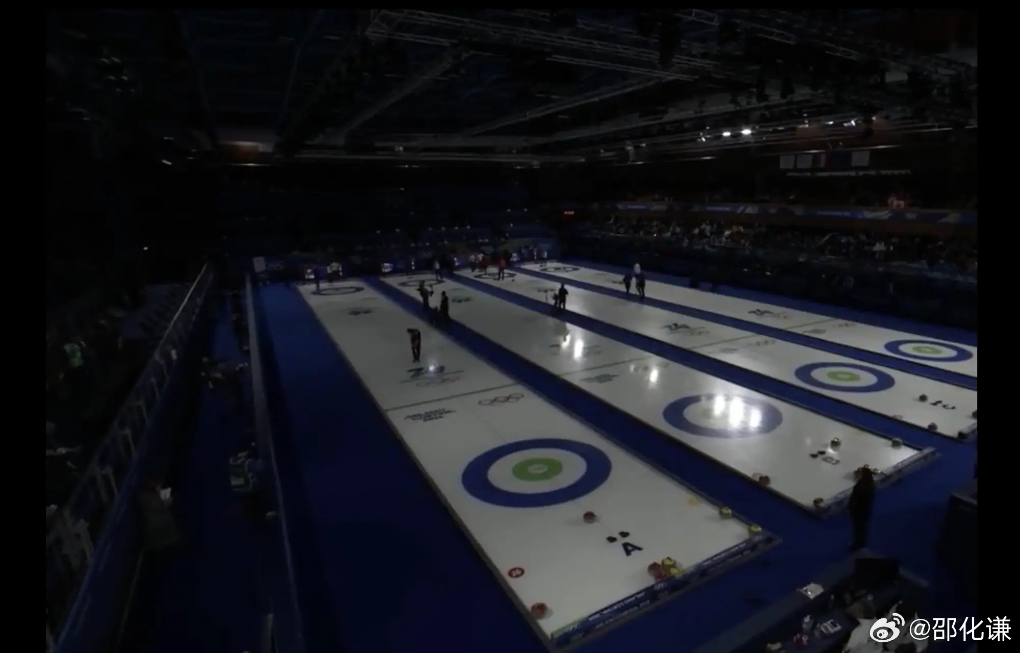 尴尬了！米兰冬奥会混双冰壶比赛首场开始后遭遇停电。在今天凌晨进行的米兰冬奥会混双