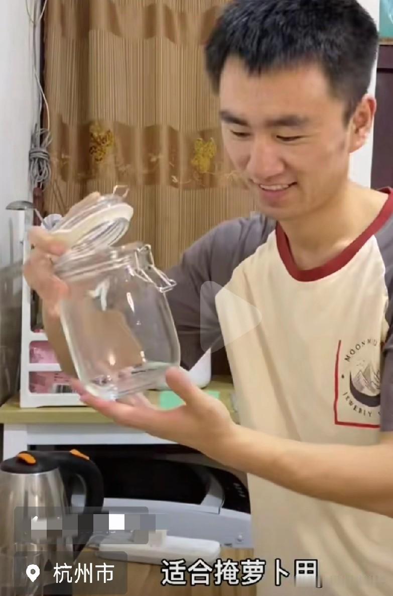 噢吼，今天居然刷到了穆萨在杭州岀租屋腌萝卜的视频[呲牙]
搞得我好像个穿越者，看