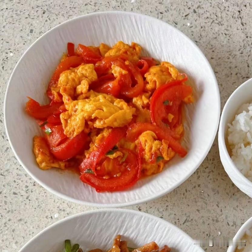 番茄炒蛋裹着酸甜的汤汁，配白米饭刚好熨帖胃袋；蒜薹炒肉裹着鲜亮的酱汁，脆嫩和软香