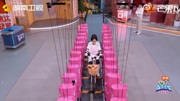 倪妮稳稳的很让人安心 你好星期六 倪妮在骑车过桶阵环节，稳稳展现魅力。淡定从容的