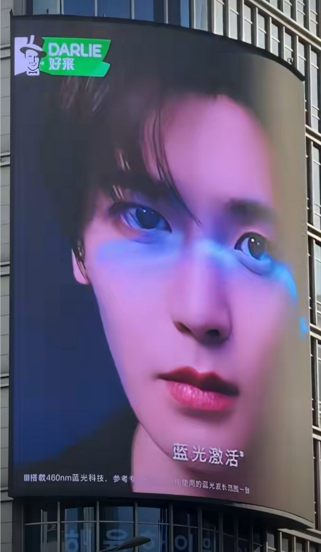 这排面属实是给足了！🔥 街头巷尾都是大屏，机场随手一拍都是氛围感，看来帅气是真