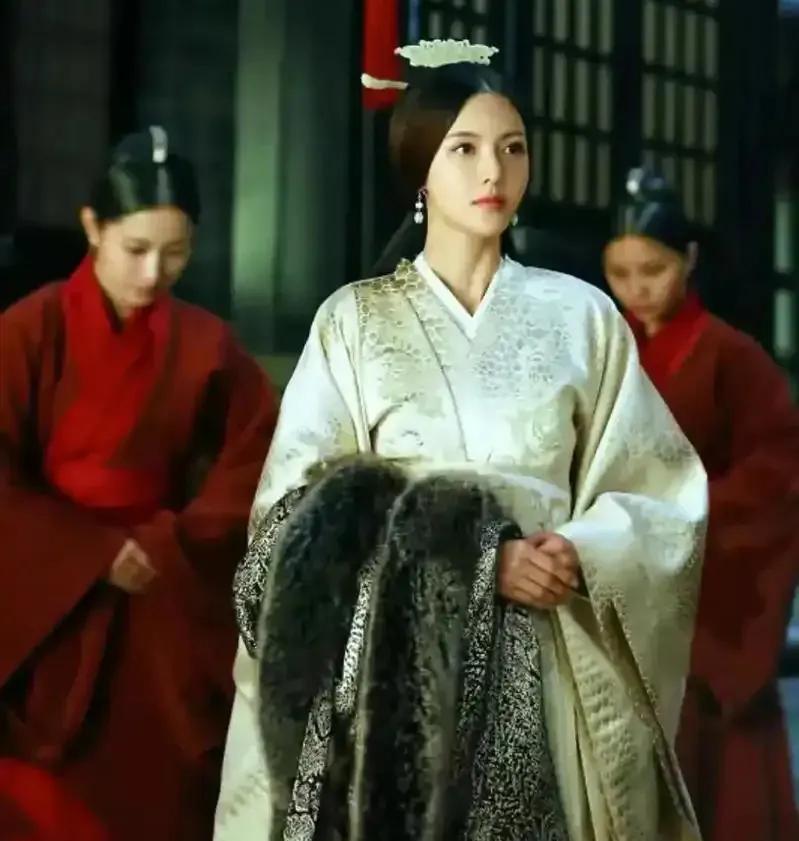 251年，孙权病重，年轻的皇后潘淑日夜照顾，疲惫不堪。一天夜里，几个宫女趁着潘皇