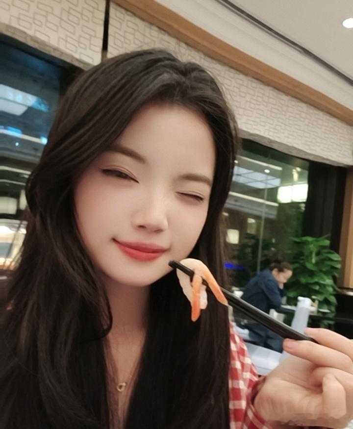 开吃开吃今天是问界m9 安排的饭不得不说这酒店饭真的可以海鲜真多，虾、蟹、刺身随