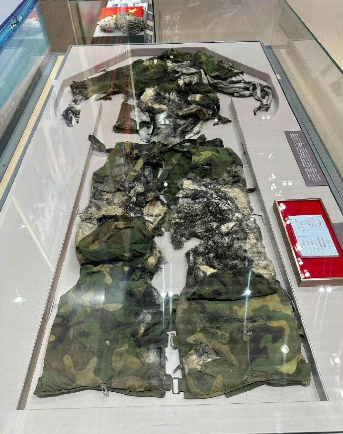 这是北京军事博物馆保存的排雷英雄杜富国所穿的防护服。 