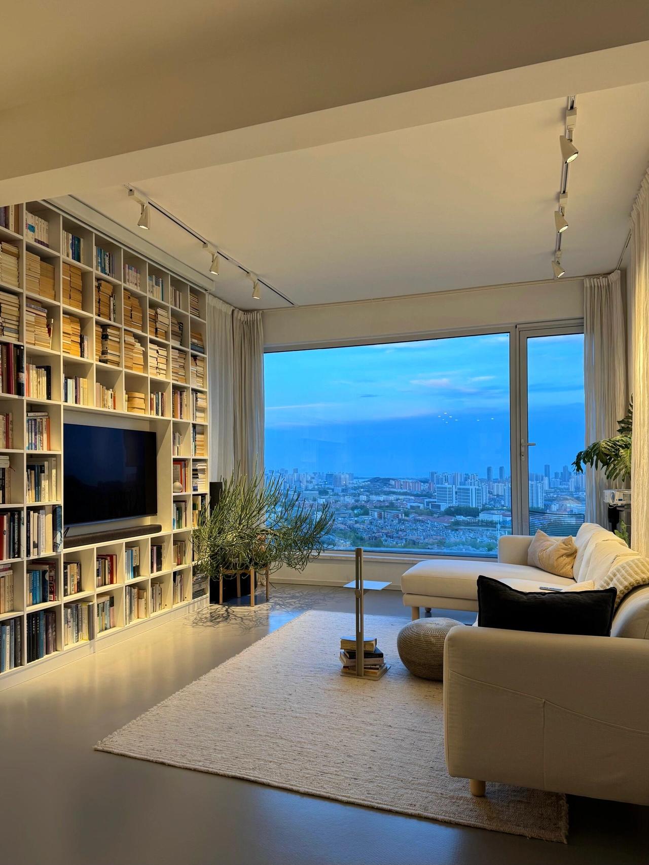 刷到这个家，再一次被狠狠治愈了，住进山里六年，这个家依然让人心动。

青岛一对年