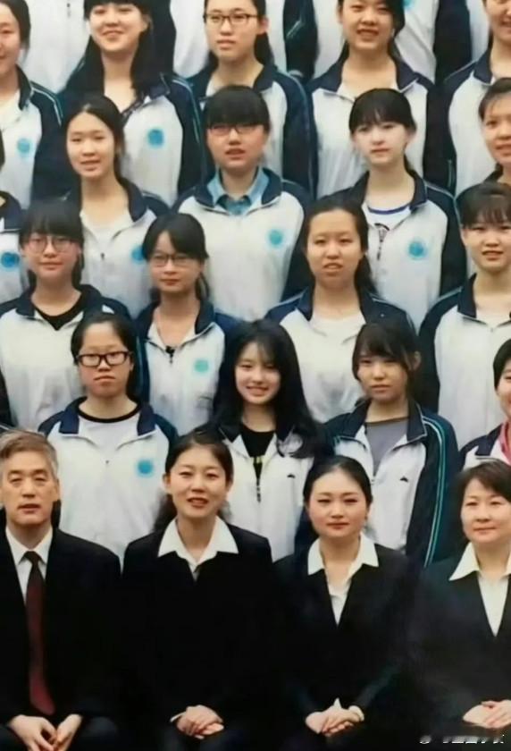 有的人一出生就到了罗马。高中就已经美得一塌糊涂。 ​​​