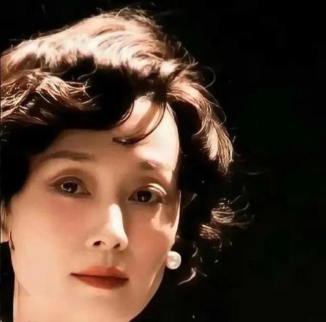 马伊琍这烫发也好看，人美气质好，什么发型都好看！