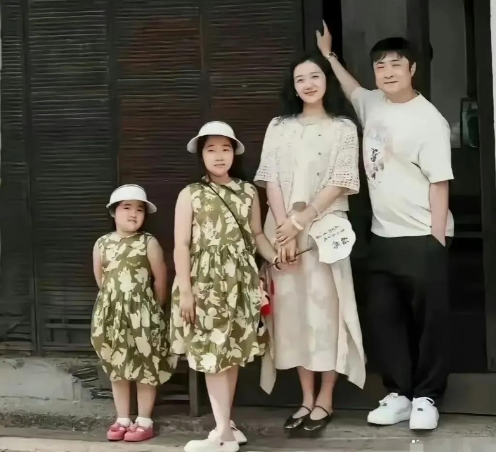 喜剧演员乔杉一家四口👨‍👩‍👧‍👧合照
可以看出来乔杉基因🧬蛮强大的[