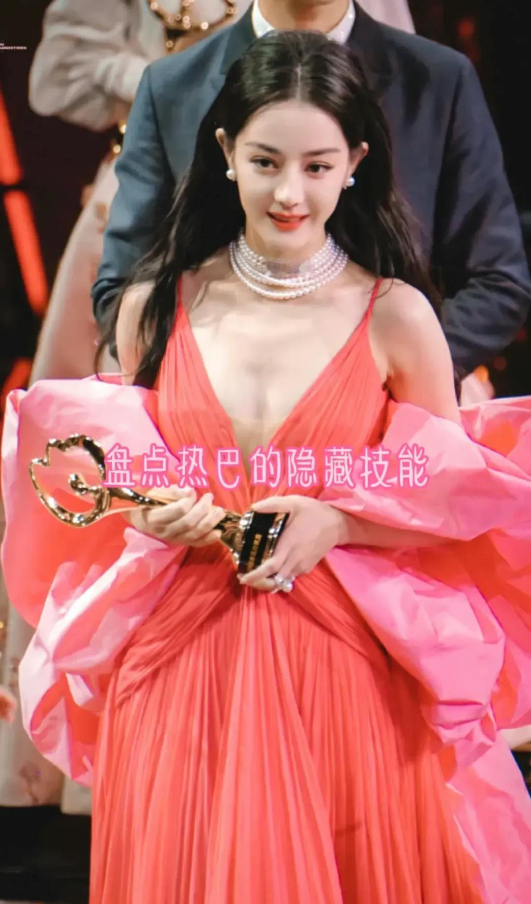 #迪丽热巴15岁新疆歌舞团合影#在考进上戏以前，迪丽热巴在15岁的时候就已经进入