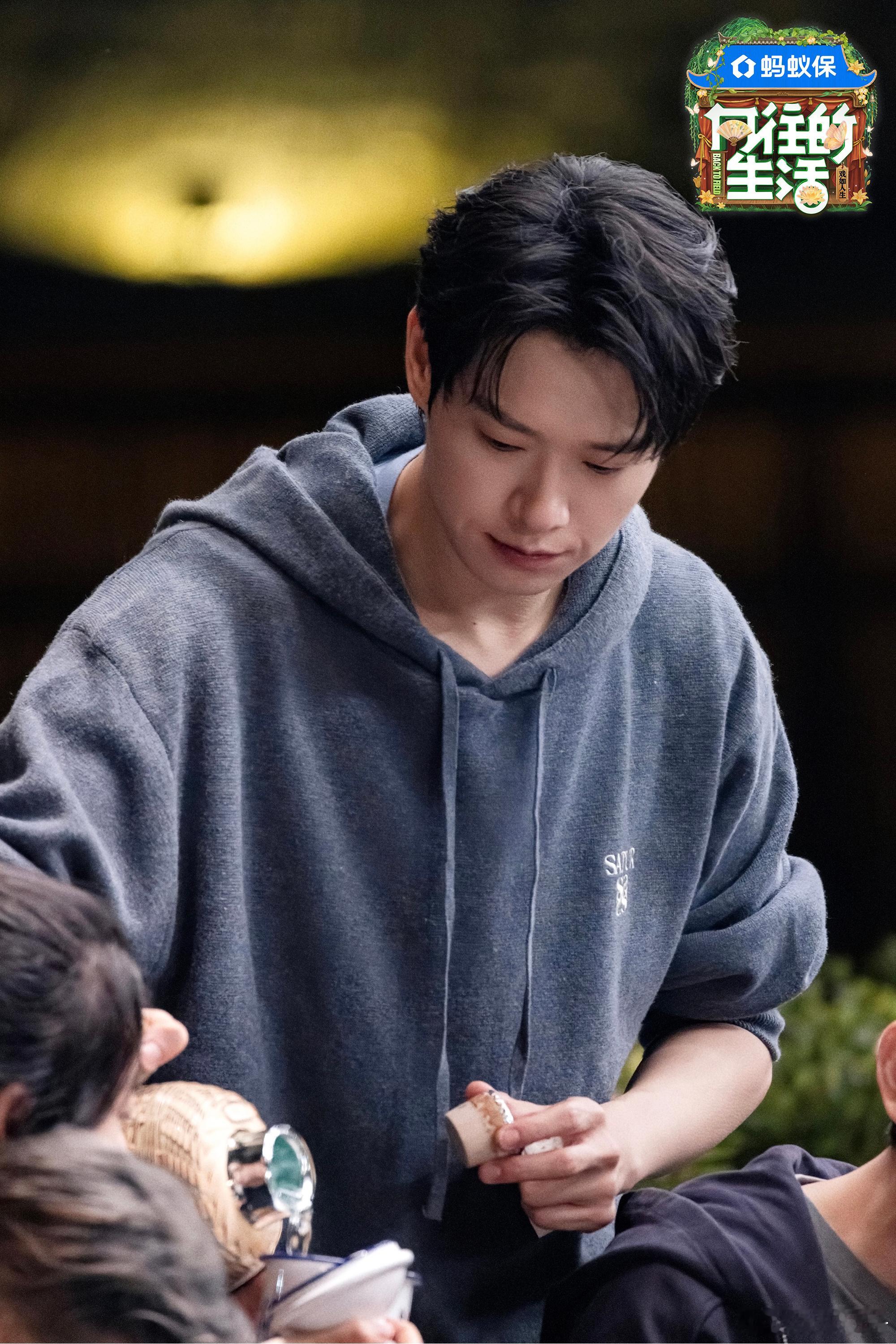 谁还没看过《向往的生活》里何老师帮魏大勋算镜头秒数这段！大勋担心自己没多少画面，