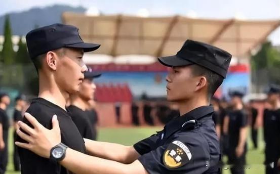 一直以来,是上军校好还是警校好?军校和警校没有绝对的好坏，只有“人生路径”的根本