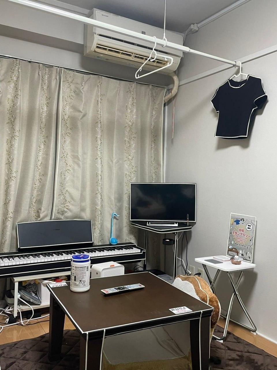 在推特上刷到一位博主给自家房间的物品与墙壁边缘贴满了夜光胶条，一关灯直接秒变赛博