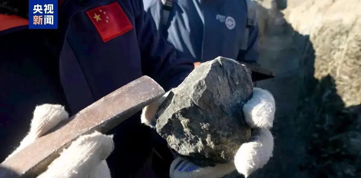 最近咱们国家矿产勘查又传来好消息！就在新疆萨尔托海那边，地质队伍新挖出一个大铬矿