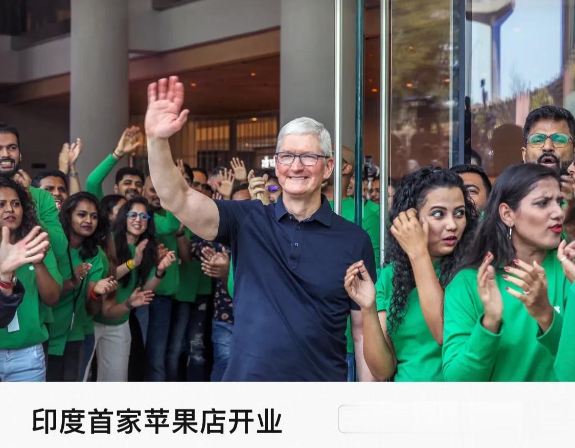 苹果公司首席执行官 Tim Cook 出席印度第一家苹果店开幕仪式，孟买。4月1
