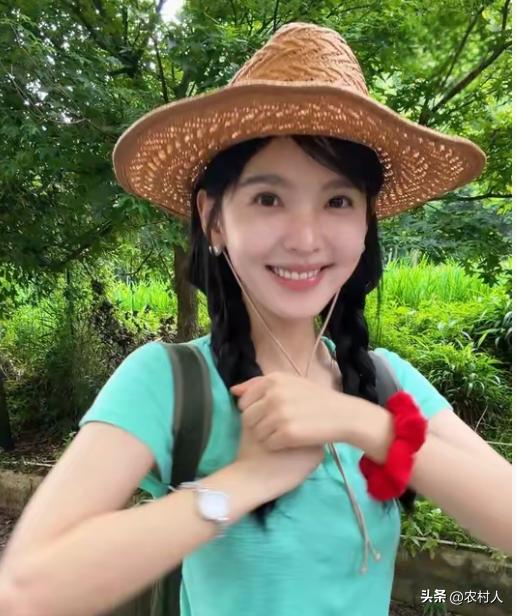 原来不是章若楠不想冻脸，而是公司有明确规定。不怕她谈恋爱，也不怕她结婚生娃，就怕
