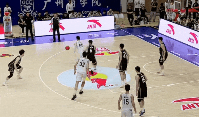 广州商学院赵俊喆极限左侧三分命中，双方目前战至16平