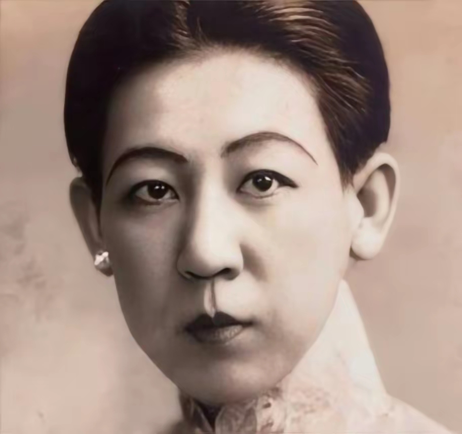 川岛芳子本名爱新觉罗·显玗，肃亲王善耆之女。清王朝覆灭后，善耆一心勾结日本复辟，
