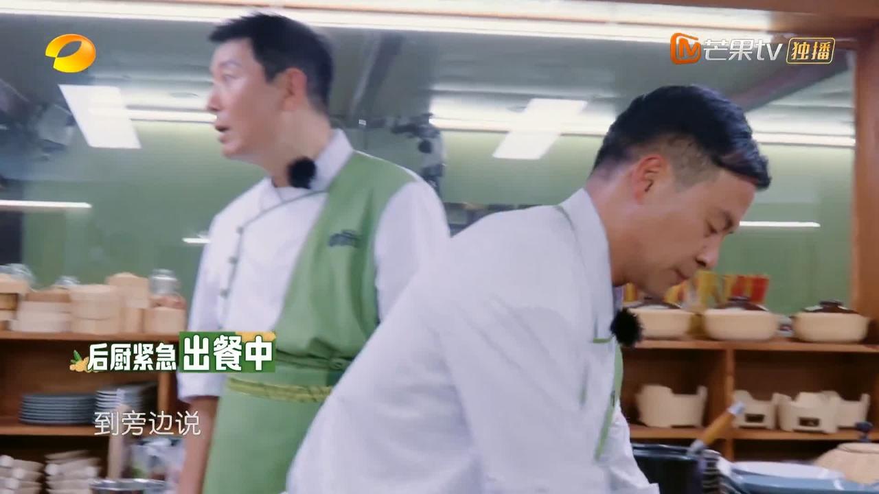 瞿颖这下忍无可忍，
无需再忍，
亲自下场盯着。

三位外国老奶奶下单一道鱼，
结
