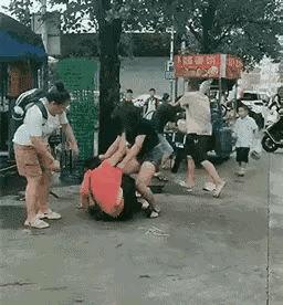 火爆的打斗场面
不知怎么了，人的火气都这么大。就像图里这女的，脾气那叫一个火爆，