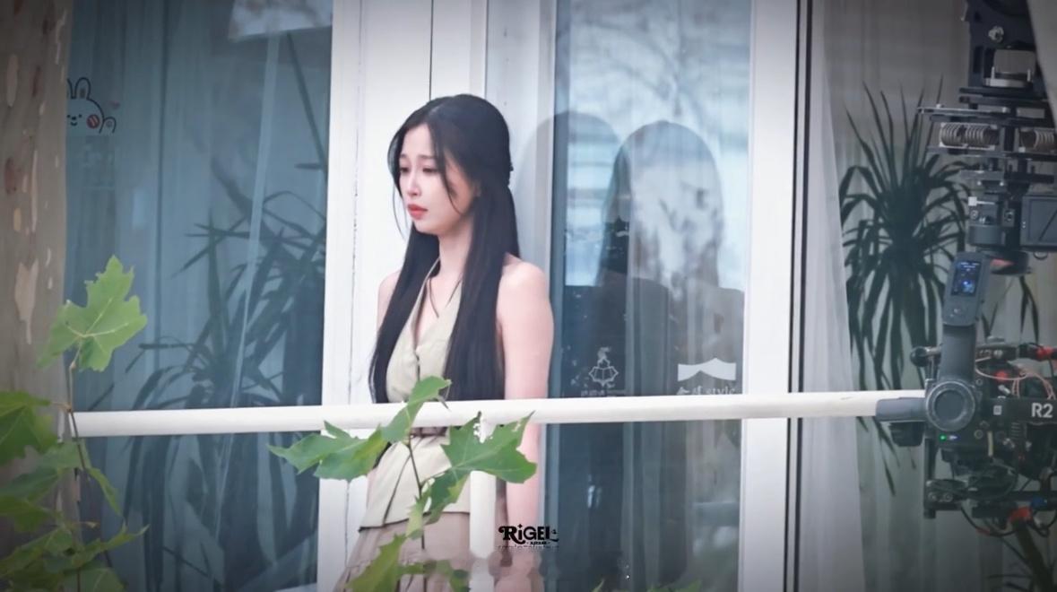 想抱抱这个快碎了的姜暮[抱抱][泪] 虞书欣姜暮哭戏路透破碎感  虞书欣姜暮蹲地