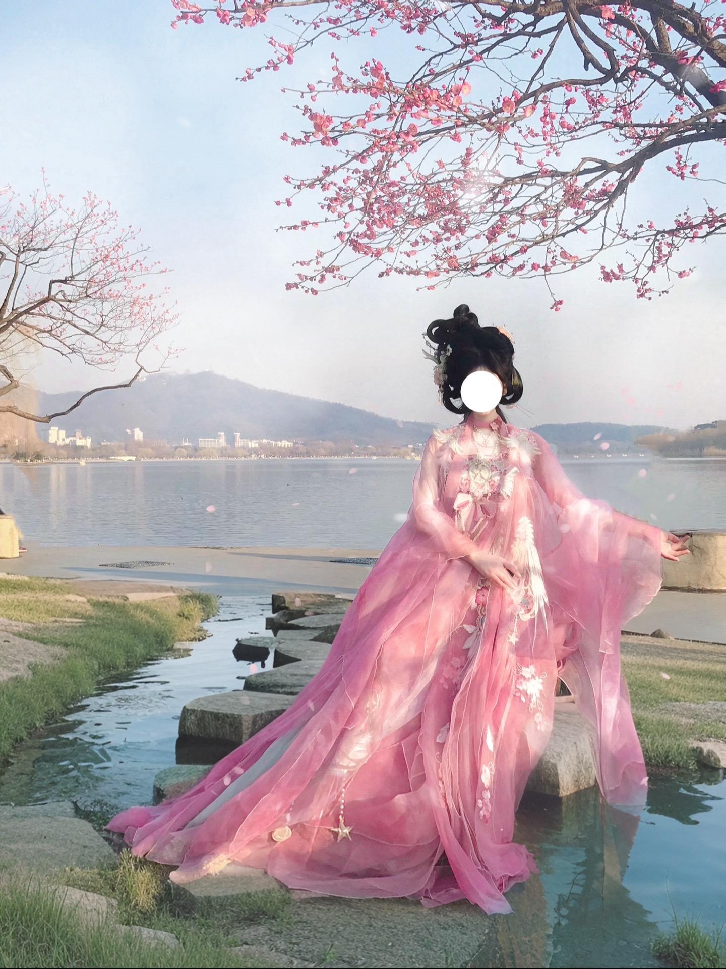 “神树本无心，哪里懂得凡世情爱……”
