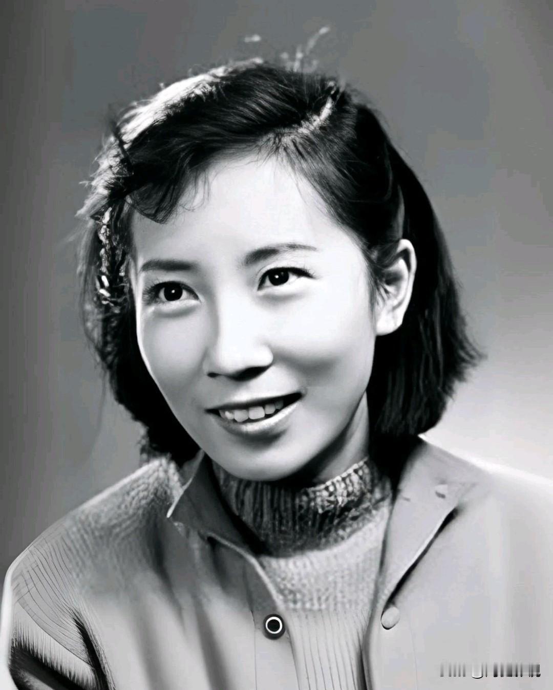 大家还记得这位女演员吗？
没想到2025年已去世，她苏州人，年轻时长相文静清秀，