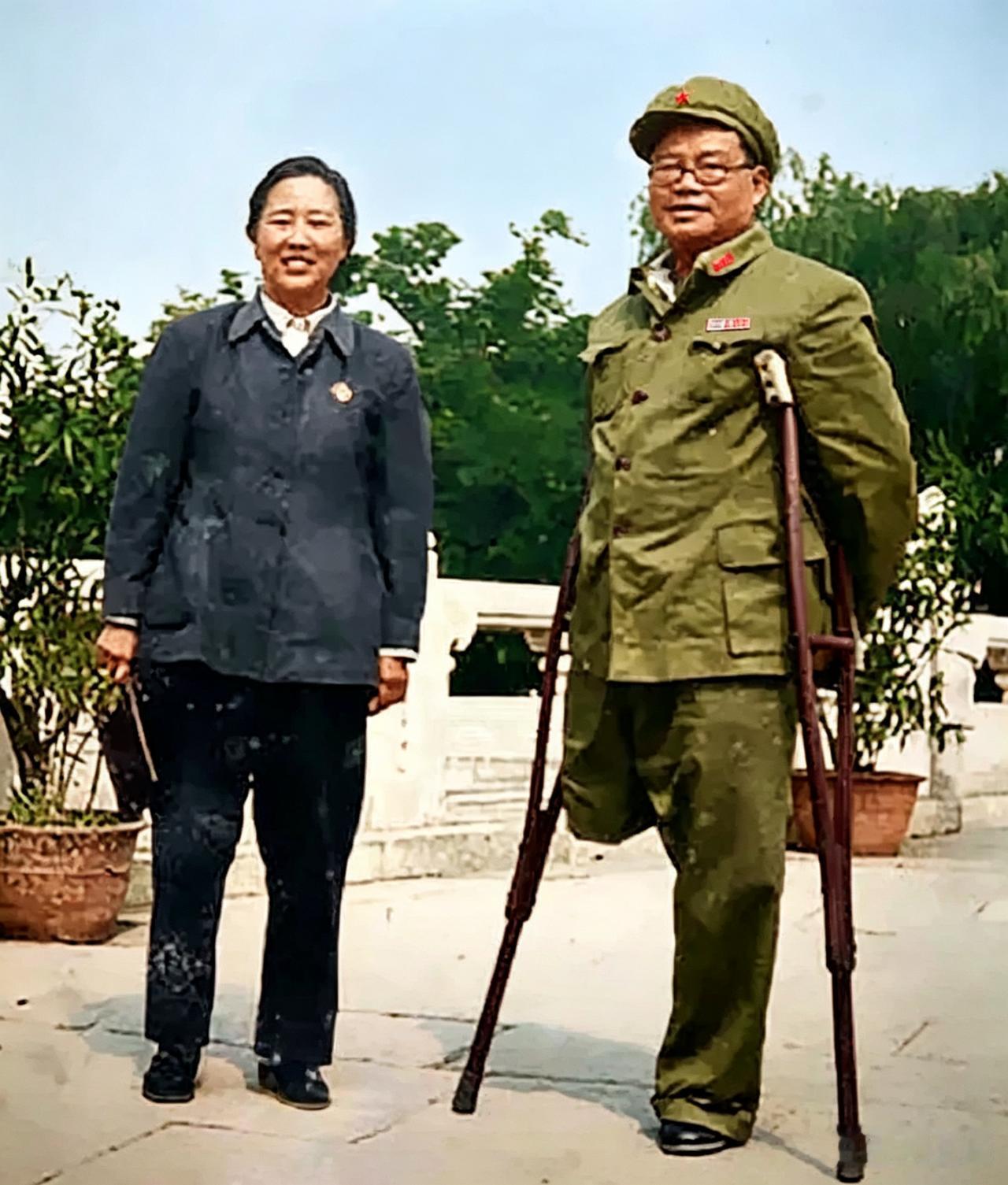开国将军中，
不仅有十多位位独臂将军，
还有两位独腿将军。
这一位不仅是独腿将军
