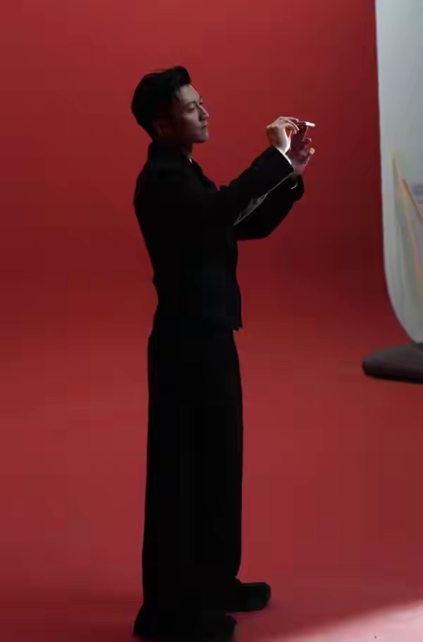 谢霆锋手里这台红色Magic V6，直接把我看馋了。赤兔红配金边，大圆镜头模组，