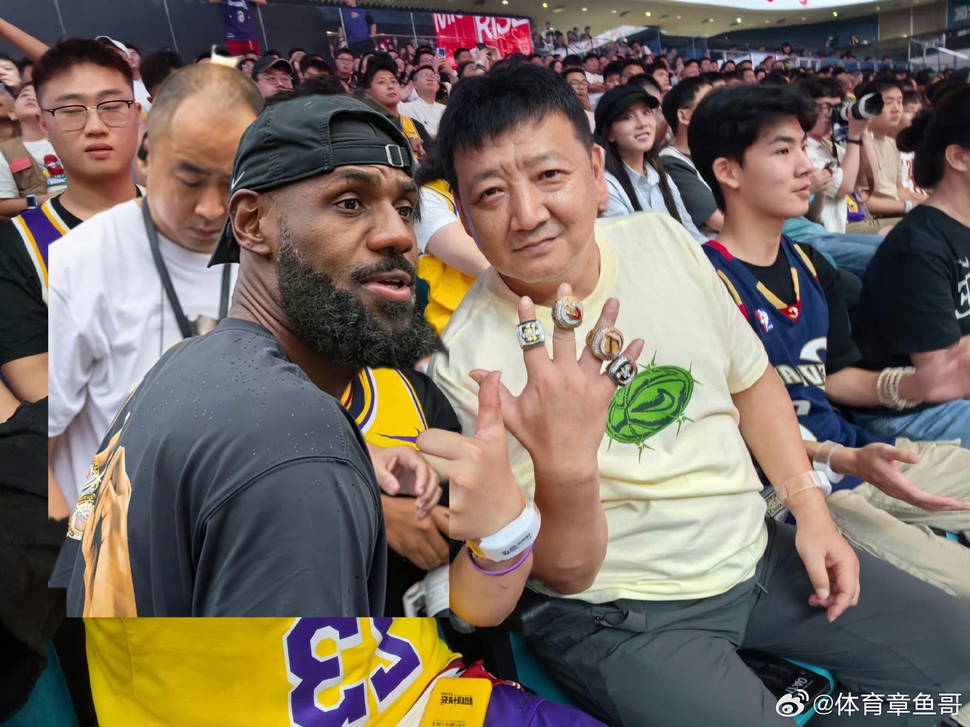 原来演员高曙光和王砚辉也是詹姆斯球迷呀！一个今年61岁，一个55岁，也在现场冒雨