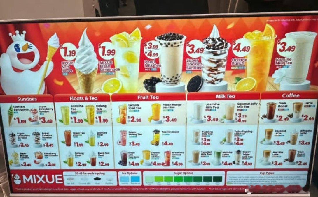 蜜雪冰城纽约首店大排长龙看完价格你就知道为什么那么多人了（很多华裔）柠檬水$1.