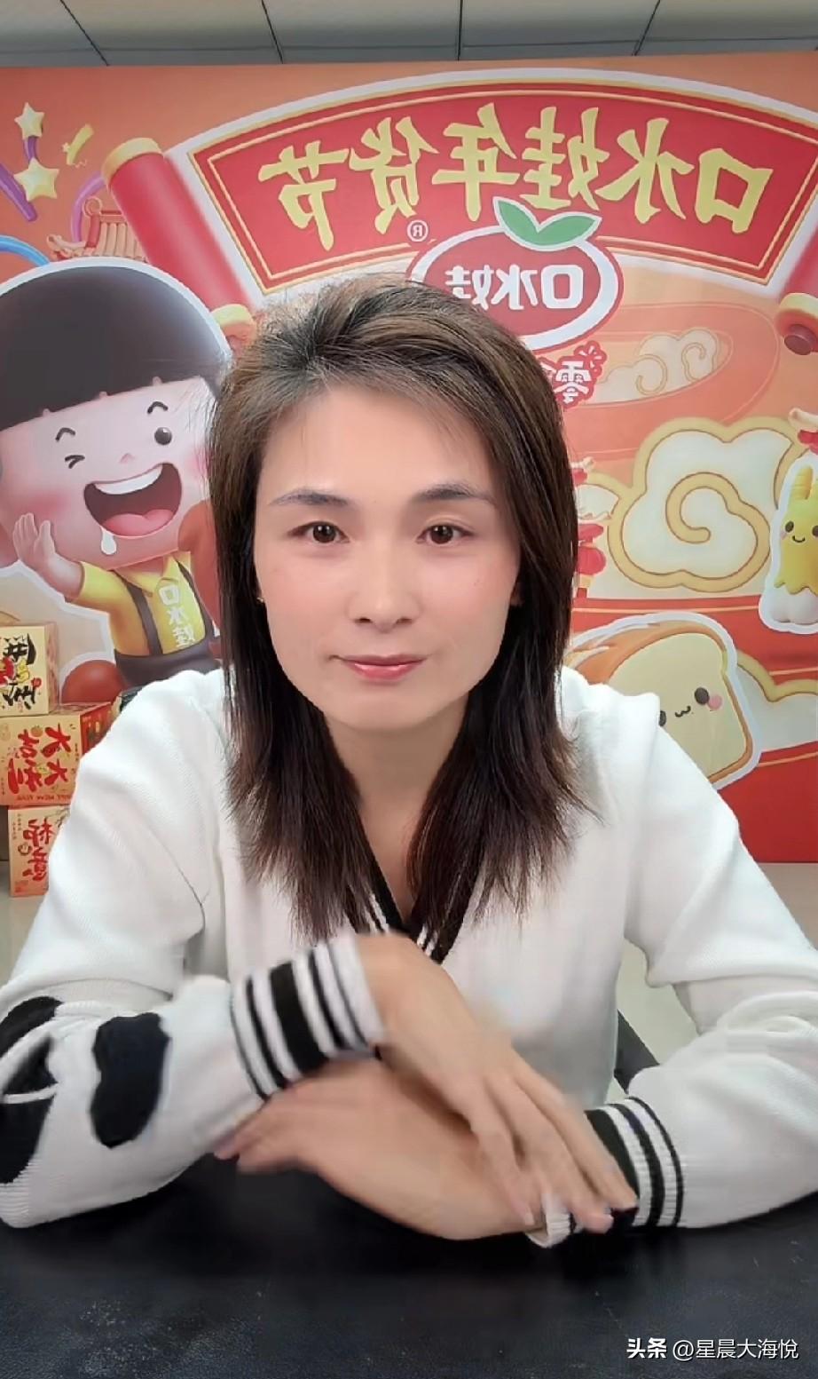 瑾汐今天出来带货了，

带货商品是口水娃食品，全是好吃的

开场就给大家发福利，