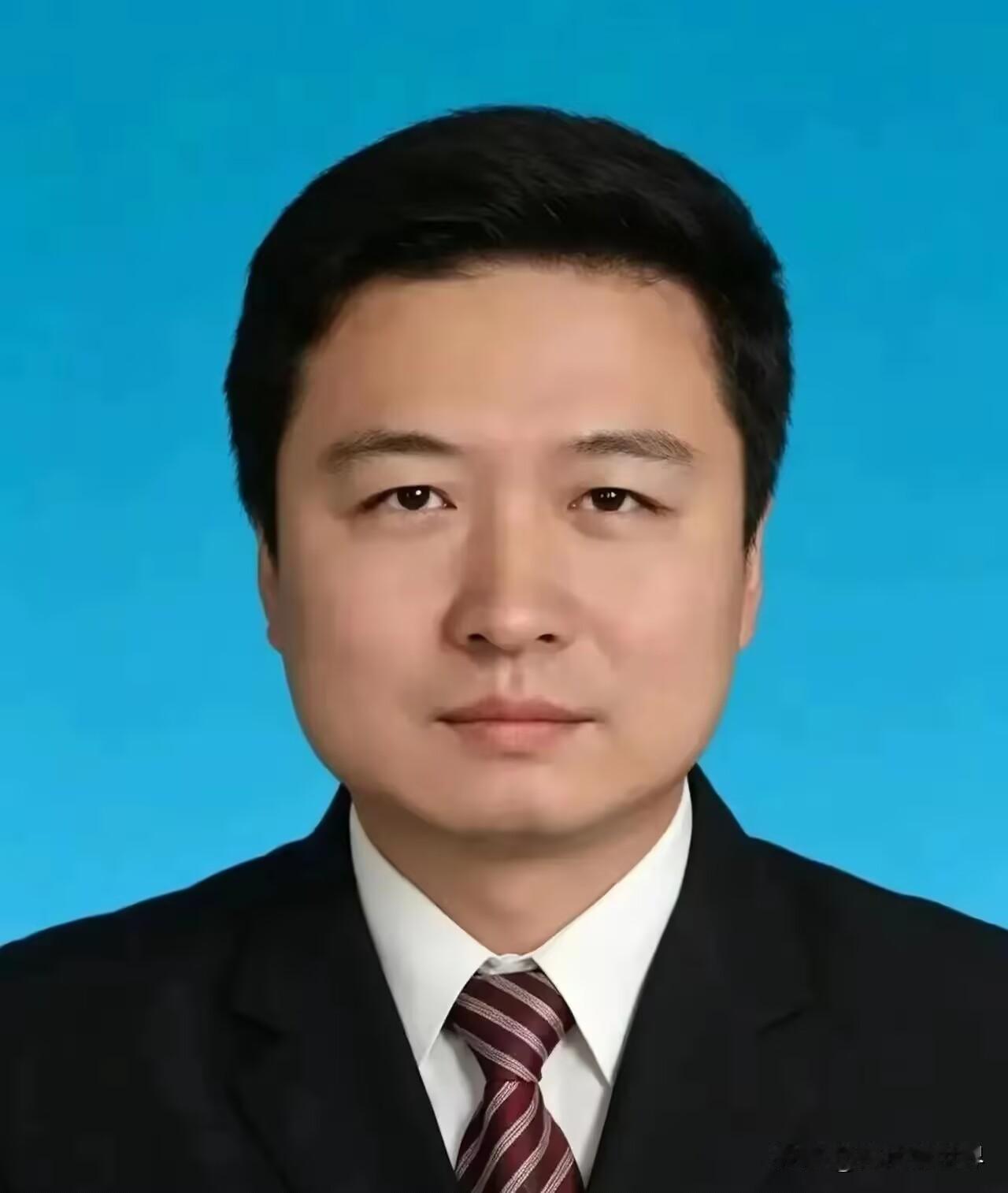 这是贾平凹的女婿、贾浅浅的丈夫贾少龙。贾少龙比贾浅浅大2岁。两人都是陕西人，相识