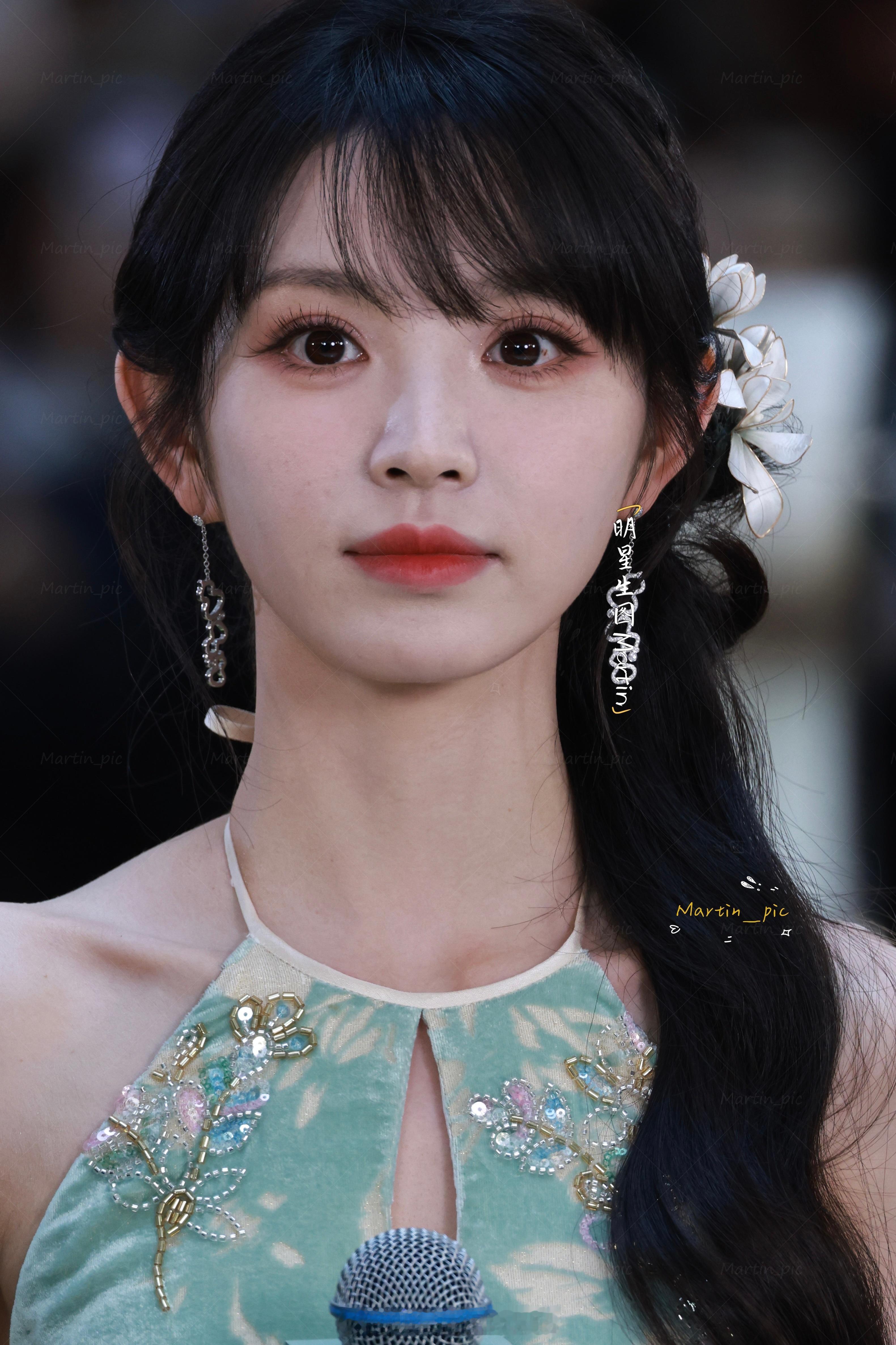 田曦薇   田曦薇杭州品牌活动生图低马尾田曦薇真的好乖的一枚宝宝～田曦薇飞吻 t
