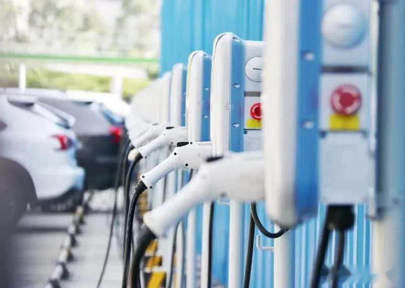 赛道梦触手可及！性能控集体沸腾了！就在7月3日，中国第2000万台新能源车型官宣
