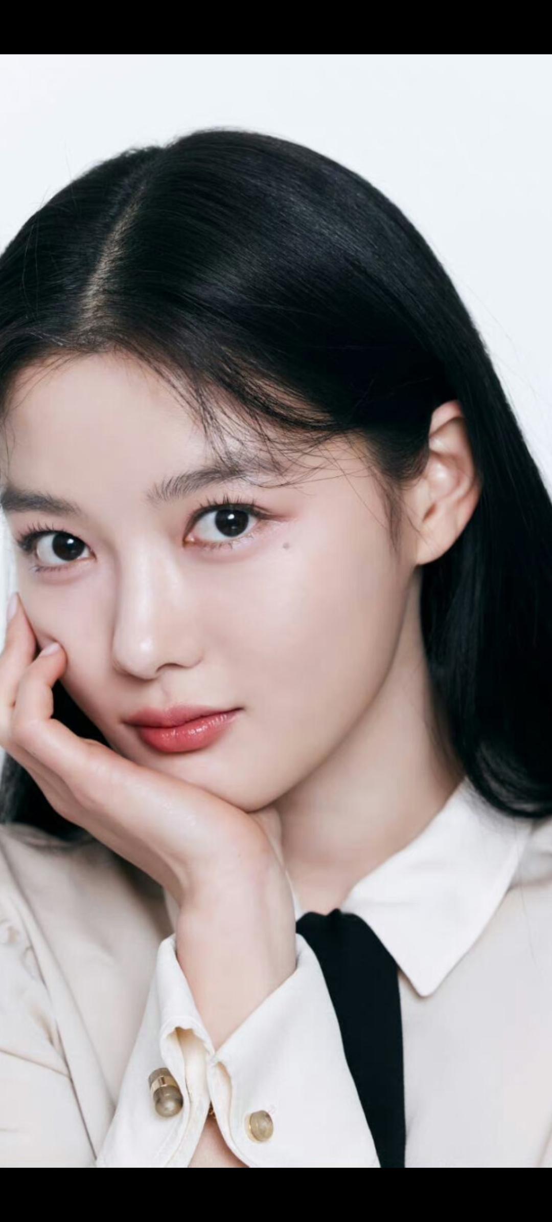 刘裕贞嘟唇眨眼俏皮可爱，露肩轻笑妩媚性感，甜辣氛围拉满气质女神