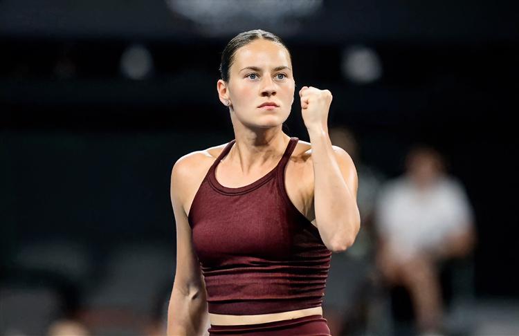 不可思议！！
科斯秋克布里斯班一路淘汰各路种子！！先是16进8直落两盘送走阿尼西