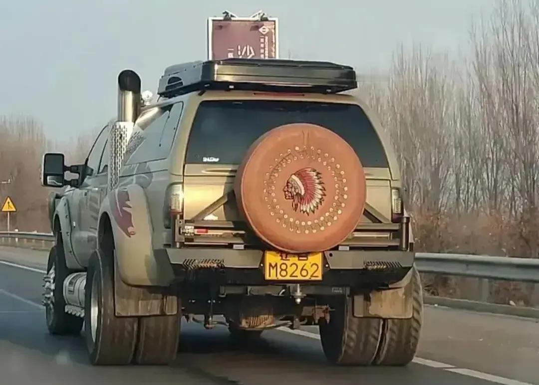 这个，算不算遮挡号牌？怎么还有大烟囱？是烧煤还是烧炭的？这轮胎，货车还是轿车啊？