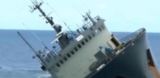 1993年，中国科考船遭韩国货轮暴力撞击，拦腰折断沉入大海，船内的107名科考人