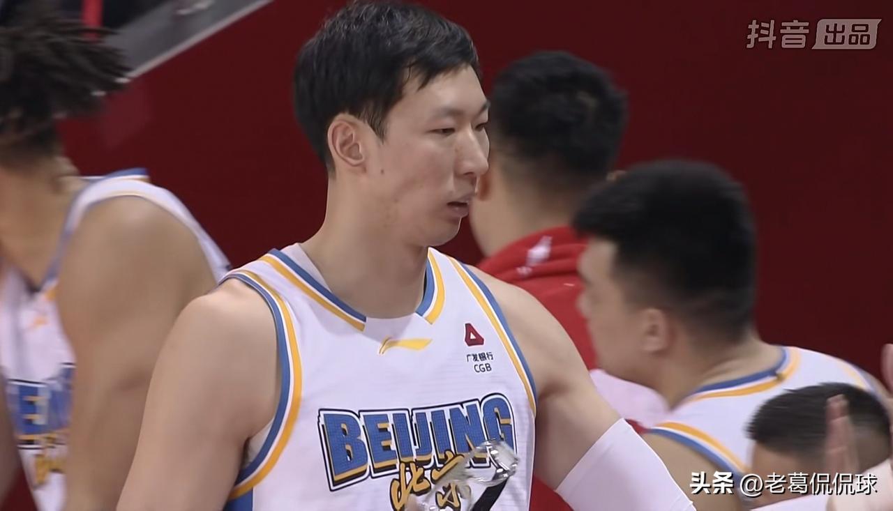 北京北汽超级中锋周琦竟然怒抢1篮板！在今天北京北汽客场挑战长白山恩都里的比赛中，