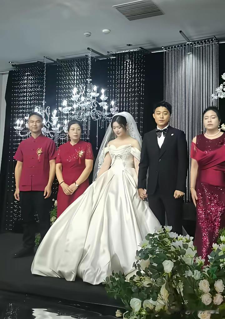好好的一场婚礼，喜庆中也有些尴尬。
只因新郎爸爸妈妈离婚后，爸爸再婚了，新妈和后