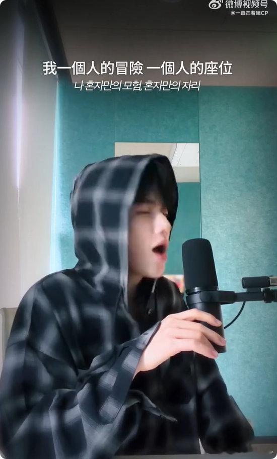 章昊翻唱一个人想着一个人音色干净又治愈，把孤独心事唱得好动人 